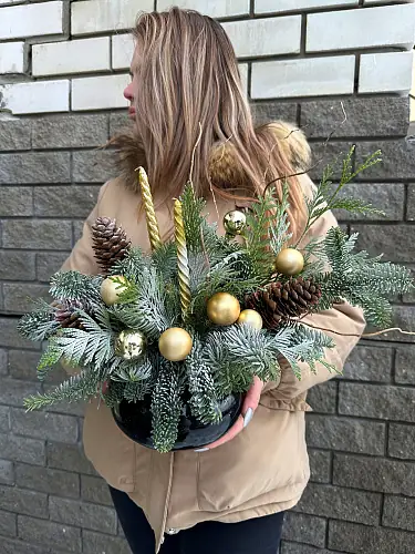 На фото №3 Новогодняя композиция из хвои