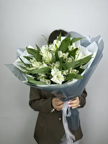 На фото №4 Букет живых цветов из 5 белых альстромерий в дизайнерской упаковке