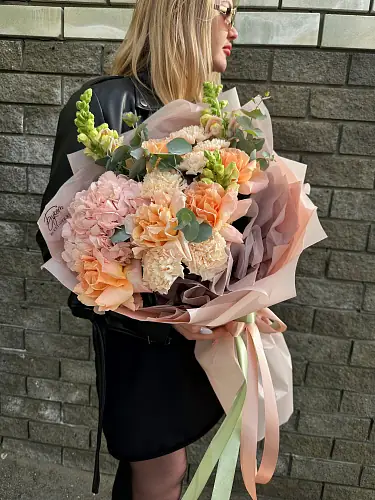 На фото №4 Авторский букет с розой и гортензией