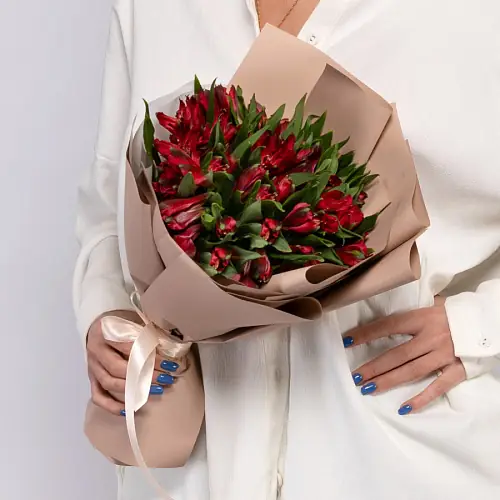 9 Пурпурных Альстромерий в упаковке 