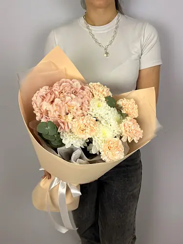 На фото №4 Стильный букет с розовой гортензией и диантусами