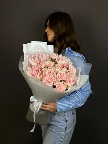 На фото №2 Букет живых цветов с диантусами и розой