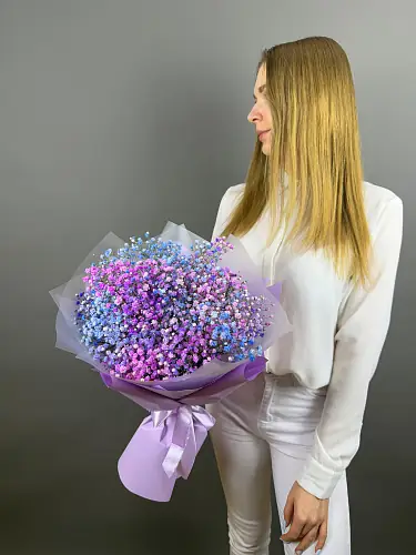 На фото №2 Букет живых цветов из радужной гипсофилы микс в дизайнерской упаковке