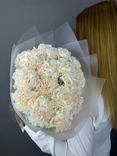 На фото №5 Букет живых цветов из 15 Кремовых гвоздик в дизайнерской упаковке