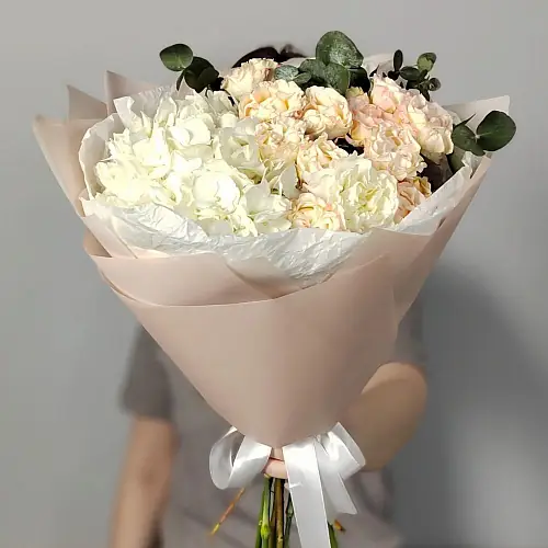 На фото №2 Букет из гортензии, кустовых роз и гвоздик