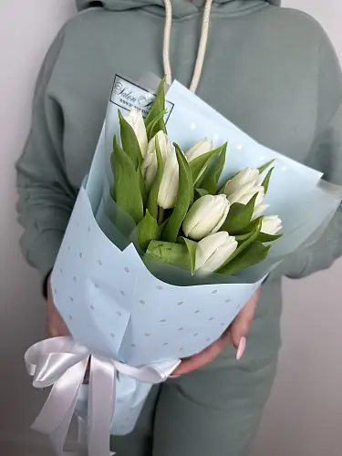 На фото №2 Букет живых цветов из 9 белых тюльпанов