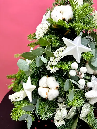 На фото №2 Декоративная елка с белыми игрушками 