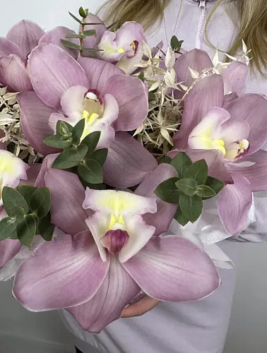На фото №2 Композиция живых цветов из орхидей