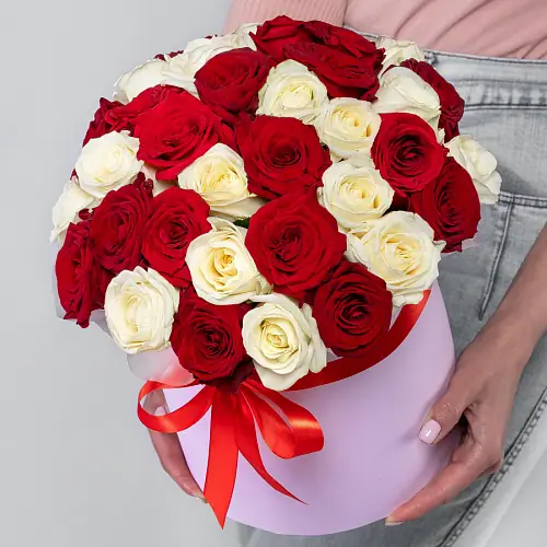 Композиция белая и красная роза 35 шт