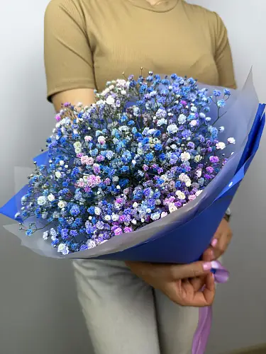 На фото №5 Букет живых цветов из радужной гипсофилы в дизайнерской упаковке