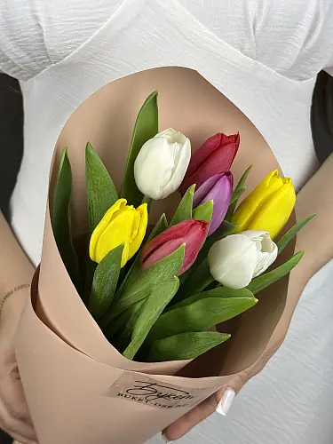На фото №2 7 Разноцветных тюльпанов в упаковке
