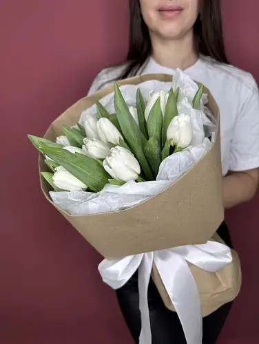На фото №2 Букет живых цветов из 13 белых тюльпанов в дизайнерской упаковке