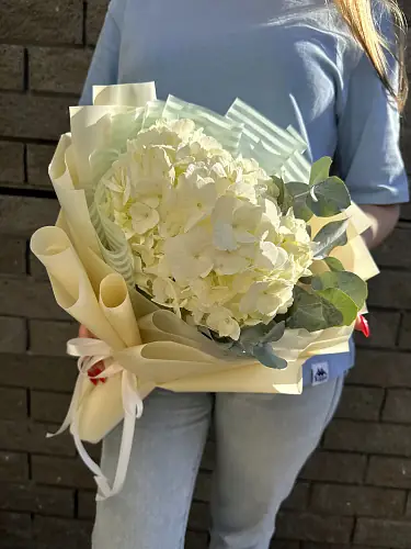 На фото №4 Букет живых цветов из белой гортензии с эвкалиптом в дизайнерской упаковке