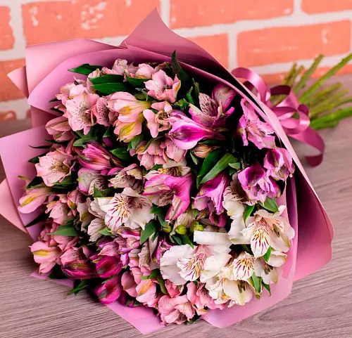 На фото №3 Букет из 17 альстромерий микс