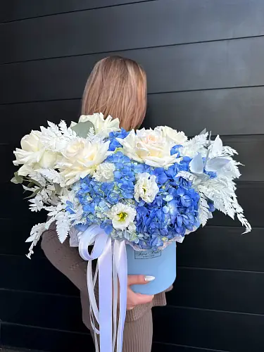 На фото №3 Композиция с голубой гортензией и розами 