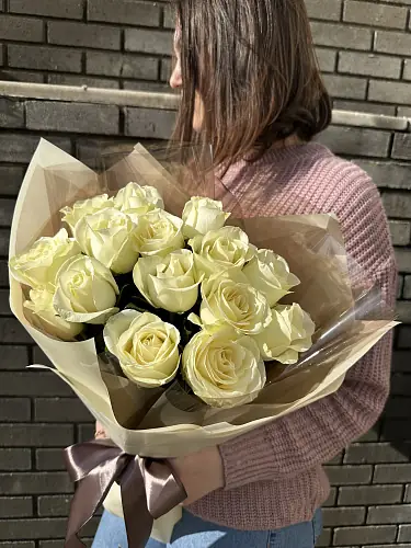 На фото №3 Букет живых цветов из 15 Белоснежных роз оформленный в дизайнерскую упаковку