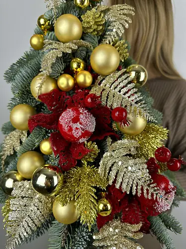 На фото №4 Цветы живые, Новогодняя композиция с нобилисом "Елка с золотым декором"