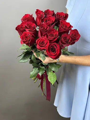 На фото №3 Красные розы 15 шт