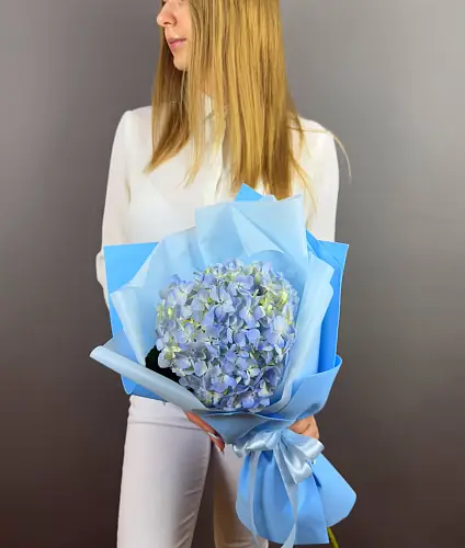На фото №4 Букет живых цветов из голубой гортензи
