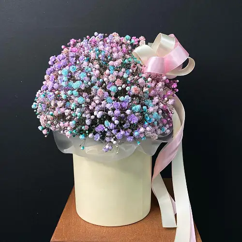 Радужная композиция с гипсофилой 