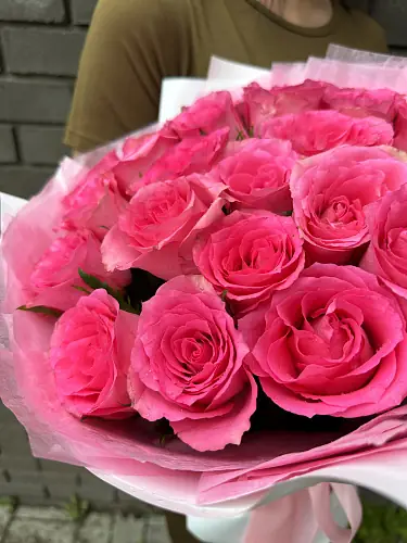 На фото №5 Букет живых цветов из 25 Розовых роз