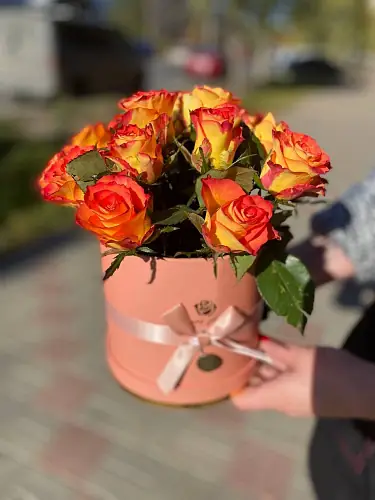 Рыжие розы в коробке