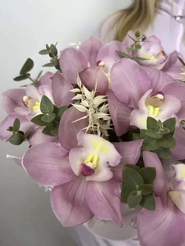 На фото №5 Букет живых цветов из нежных орхидей в красивой белой шляпной коробке