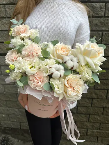 На фото №5 Нежная композиция с розами и хлопком 