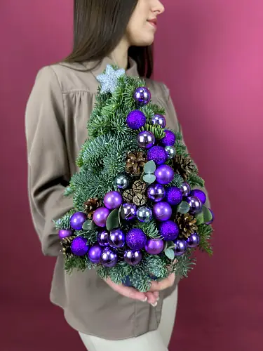 На фото №4 Цветы живые, Новогодняя композиция из с нобилисом "Елка с фиолетовыми шарами"
