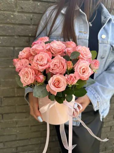 На фото №5 Букет живых цветов с кустовыми розами