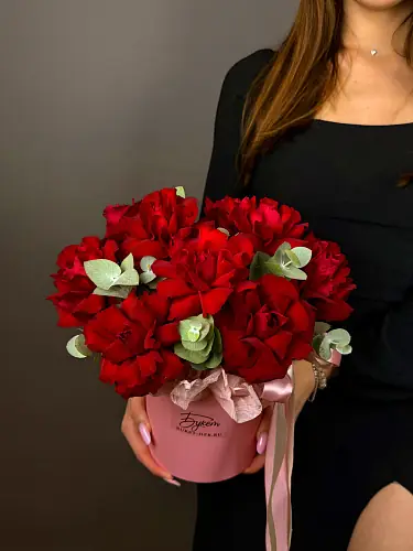 На фото №5 Композиция с красными розами и эвкалиптом 