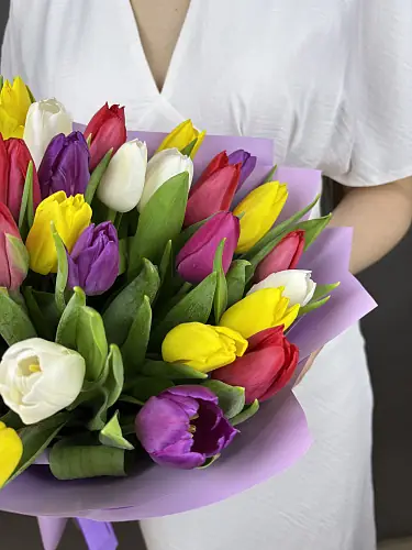 На фото №3 25 Разноцветных тюльпанов