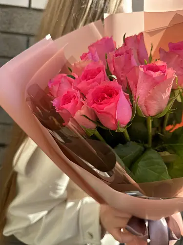 На фото №6 Букет живых цветов из 11 розовых роз оформленный в дизайнерскую упаковку