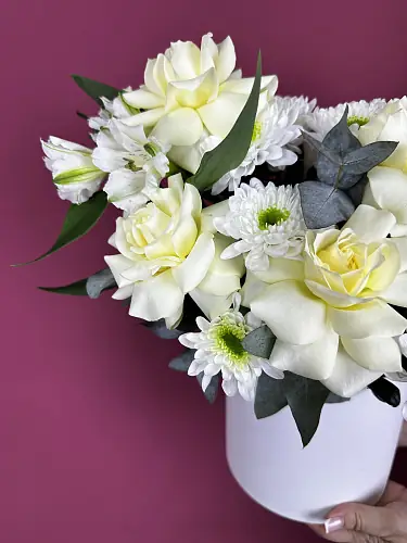 На фото №4 Композиция живых цветов с хризантемой и белыми розами