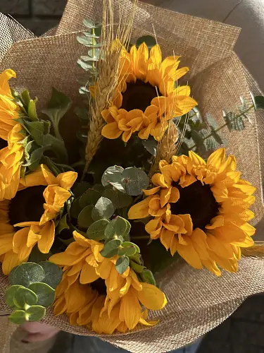 На фото №5 Букет живых цветов из 5 подсолнухов