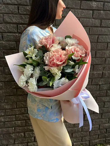 На фото №2 Авторский букет с альстромерией и розами 