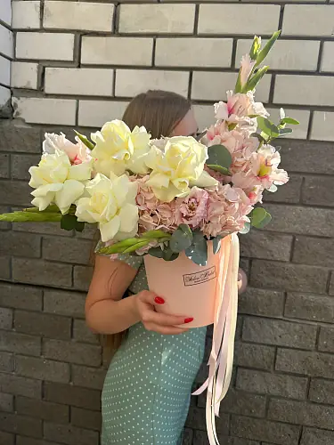 На фото №4 Коробка с розами и розовой гортензией 