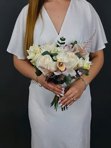 На фото №3 Букет с розами и орхидеей 