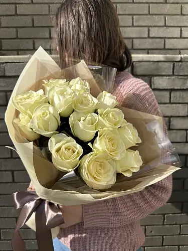 На фото №4 Букет живых цветов из 15 Белоснежных роз оформленный в дизайнерскую упаковку