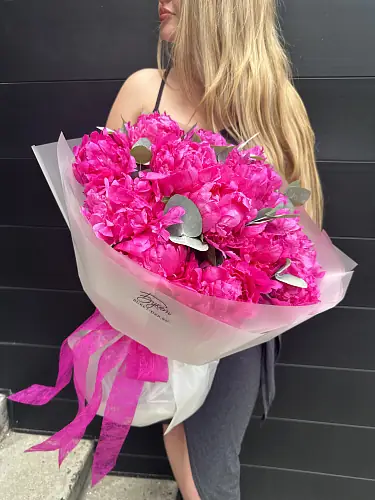 На фото №2 Букет из 15 малиновых пионов