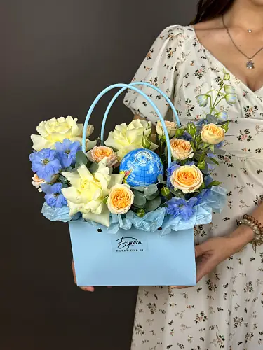 На фото №5 Композиция с розами и глобусом 