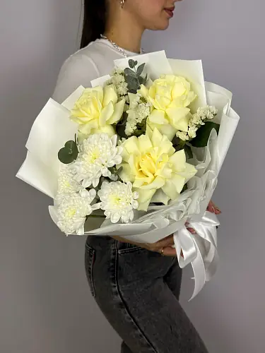 На фото №3 Букет из роз с хризантемой и зеленью 