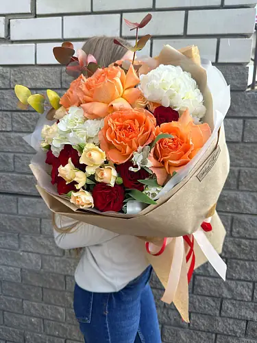 На фото №4 Яркий букет с розами и гортензией 