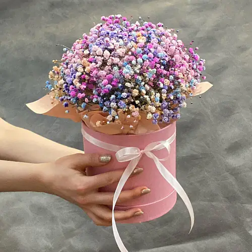 На фото №2 Композиция цветная гипсофила