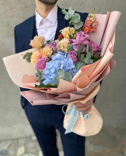 Букет с гортензией и герберой