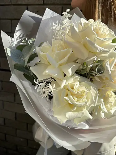 На фото №4 Букет живых цветов из 5 роз с эвкалиптом оформленный в дизайнерскую упаковку