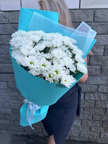 На фото №2 Букет живых цветов из 9 Кустовых хризантем