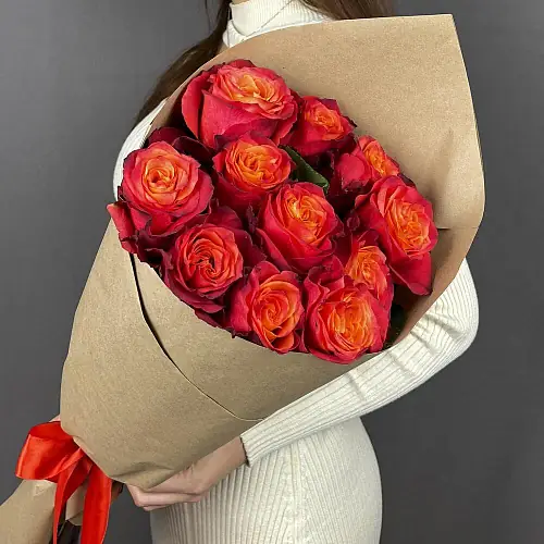 На фото №2 11 рыжих роз 