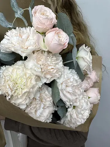 На фото №2 Букет из диантуса и кустовой розы