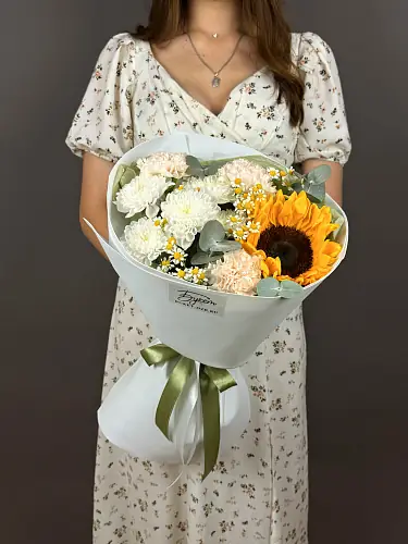 На фото №2 Букет с хризантемой и подсолнухом 
